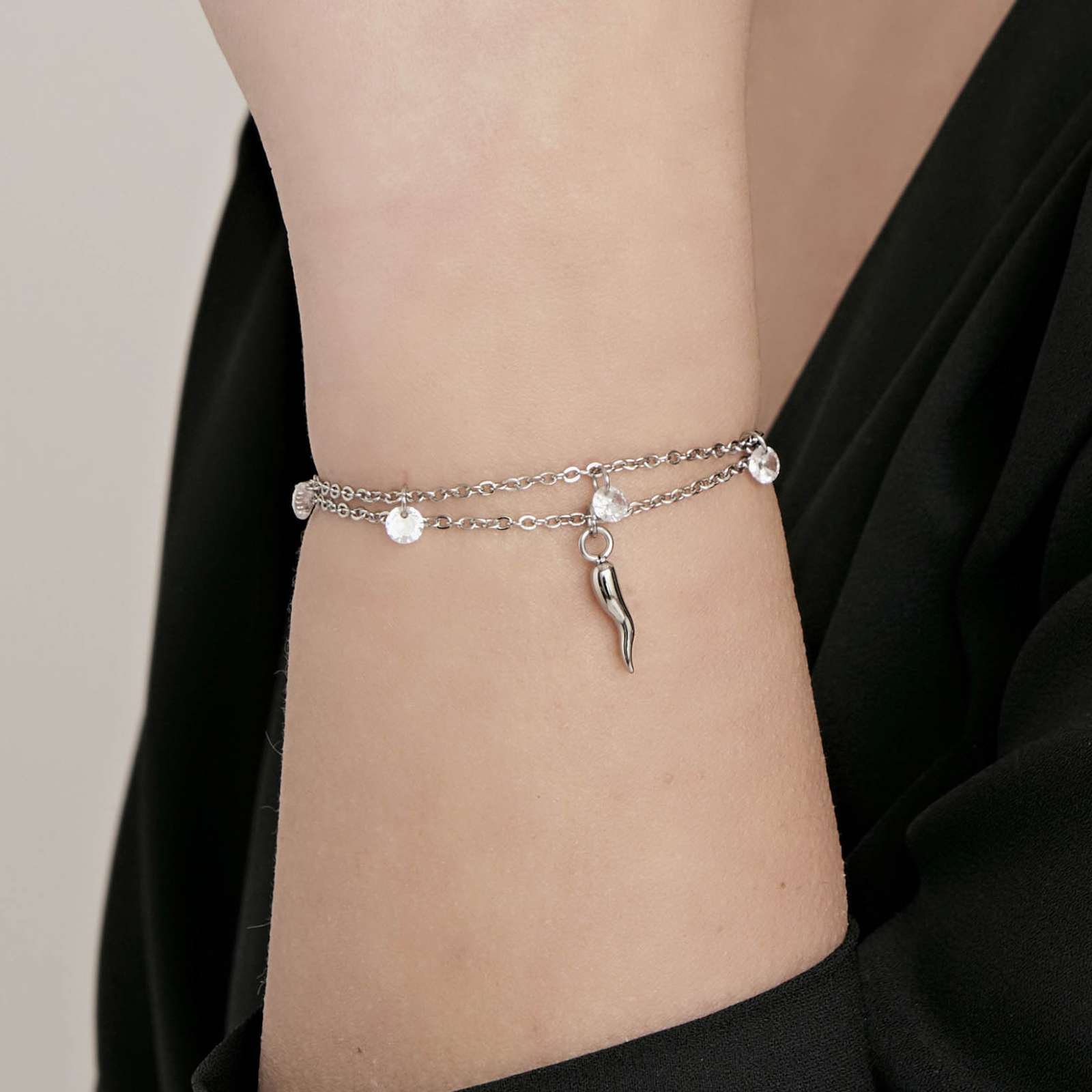 Bracciale donna in acciaio con corno portafortuna e ciondolo mano di Bracciale donna in acciaio con corno portafortuna e ciondolo mano di