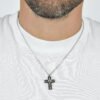 Collana Uomo Luca Barra In Acciaio Con Croce E Ceramica Nera 5 - Verre Gioielli Collana Uomo Luca Barra In Acciaio Con Croce E Ceramica Nera 1 Verre Gioielli - l'istituzione del gioiello