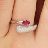 Anello Donna Brosway In Argento 925 Con Cubic Zirconia Rosso A Goccia E Pavè Di Zirconi Bianchi Fancy 5 - Verre Gioielli Anello Donna Brosway In Argento 925 Con Cubic Zirconia Rosso A Goccia E Pavè Di Zirconi Bianchi Fancy 1 Verre Gioielli - l'istituzione del gioiello