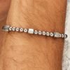 Come scegliere il bracciale da uomo: l'accessorio di tendenza per l'estate che non passa